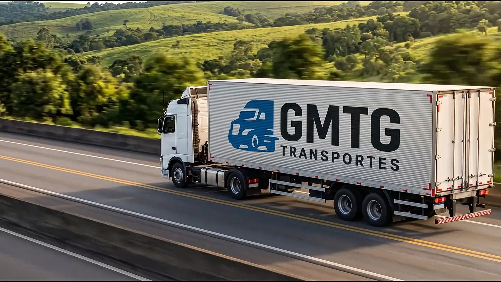 Carreta da GMTG Transportes com a logo da empresa, rodando em uma rodovia de São Paulo